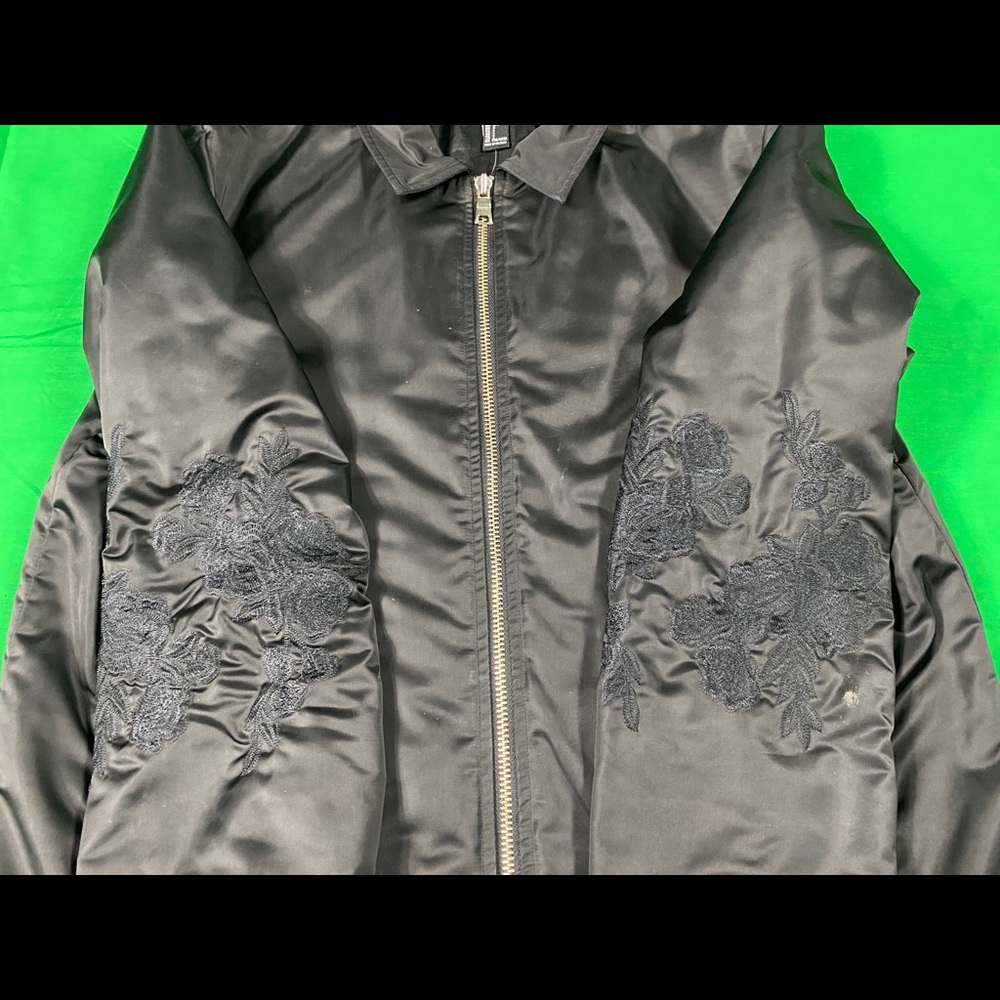 Black forever 21 men’s bomber jacket!!